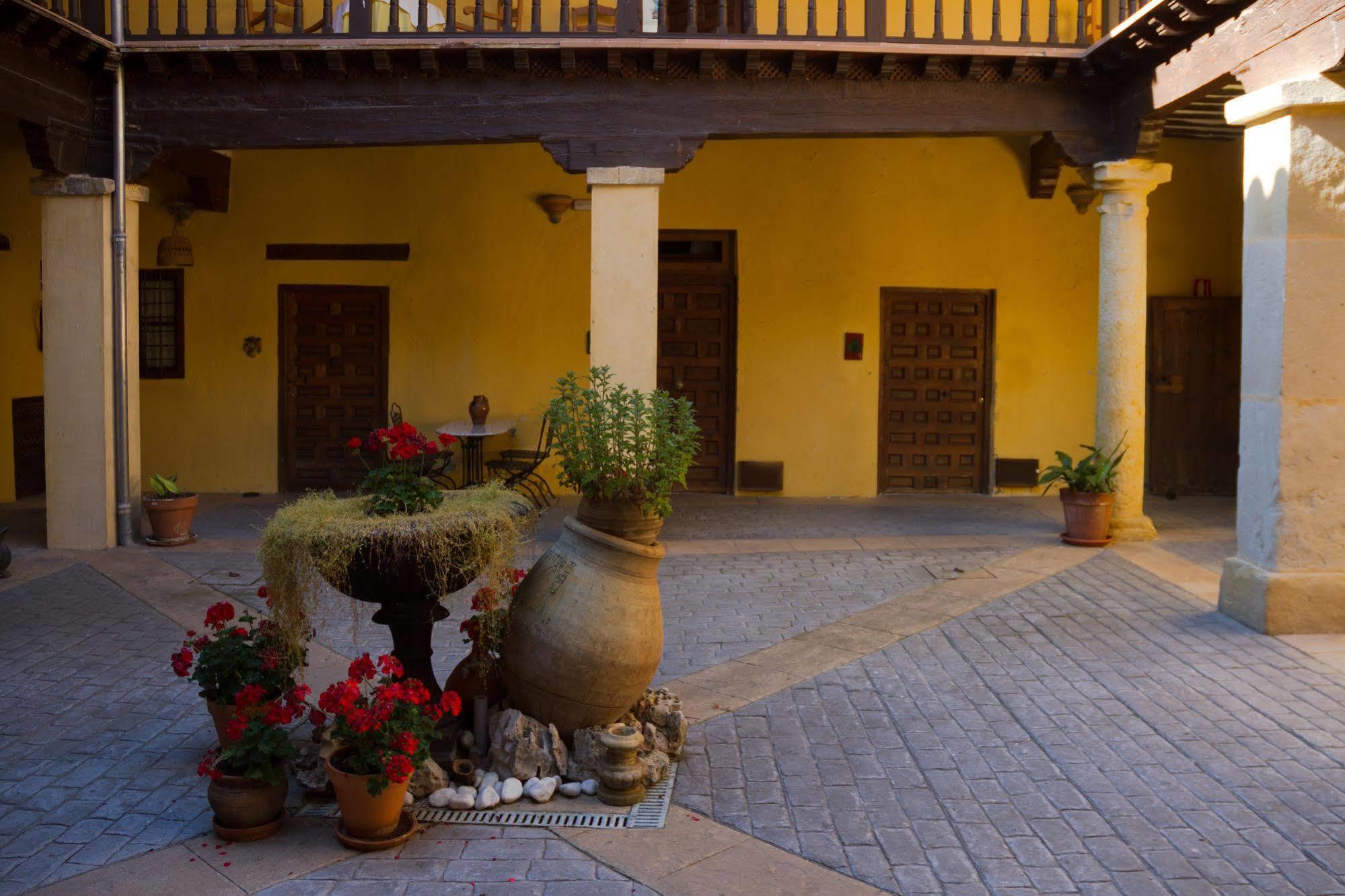 Casa Palacio Conde De Garcinarro Huete Exteriör bild